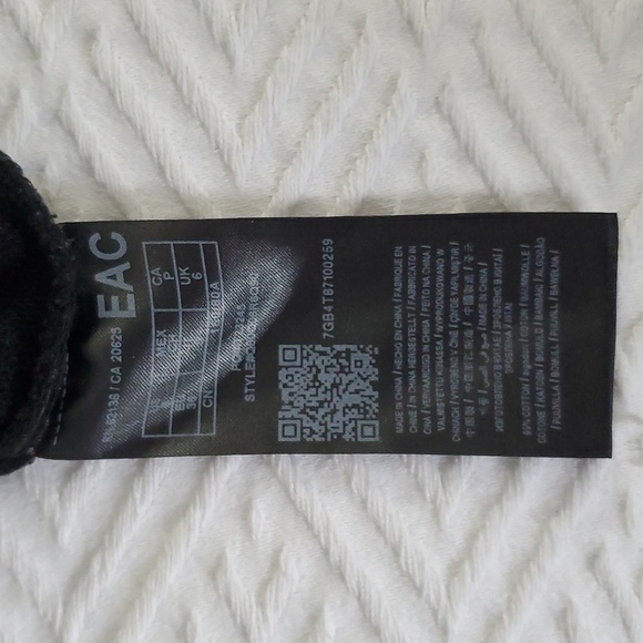 Guess Vintage V Mesh Pullover- NWOT- Small - Picture 5 of 7